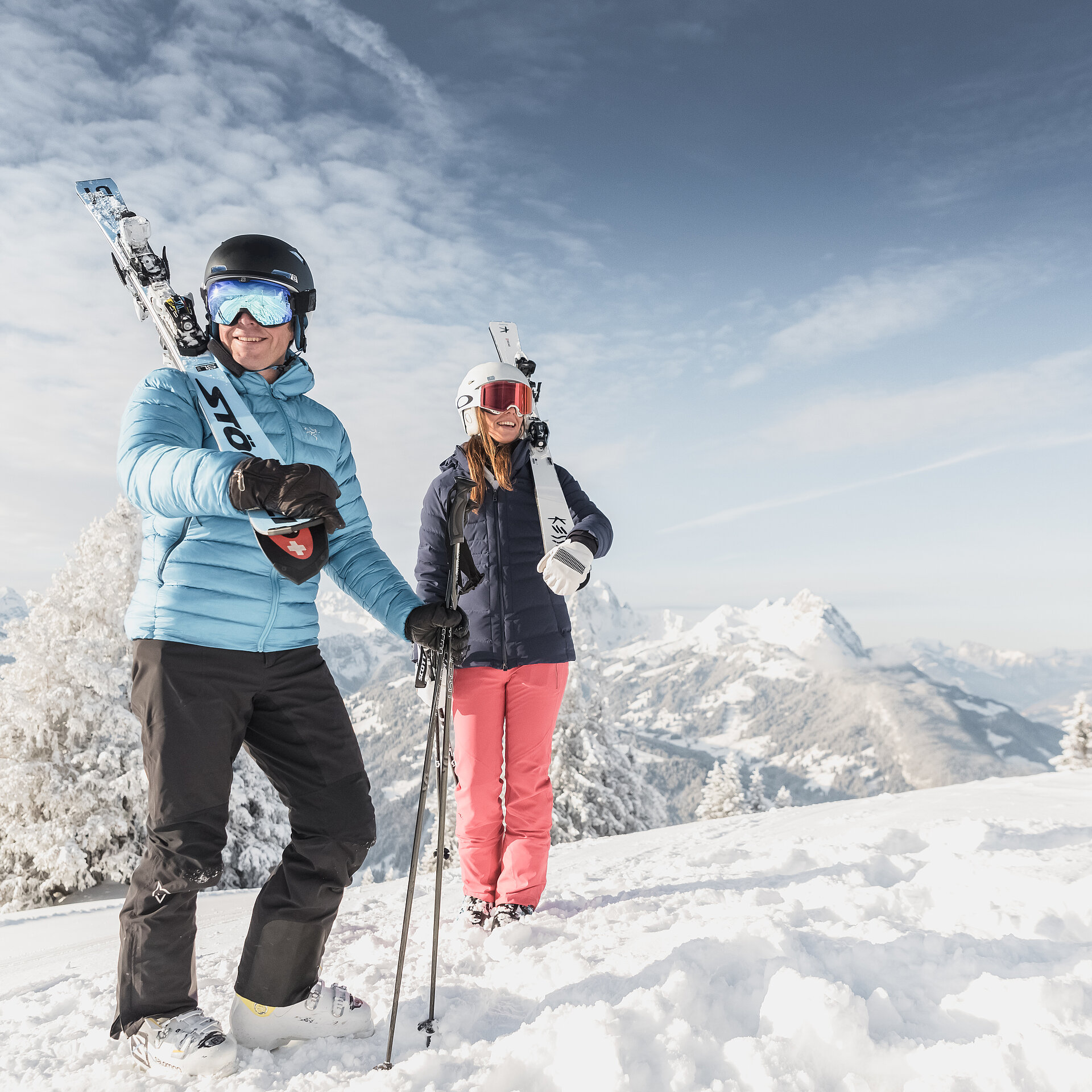 <p>Ein Paar macht sich bereit für einen Skitag in winterlicher Bergwelt.</p>