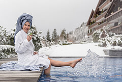 Femme dans un jacuzzi en hiver.