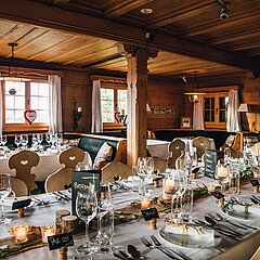 Table dressée pour une fête d’anniversaire dans une salle au style rustique.