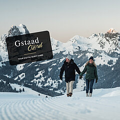 Paar spaziert über schneebedeckten Winter-Wanderweg