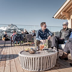 <p>Drei Personen die das schöne Winterliche Wetter und die Kulinarik auf der Sonnenterrasse auf dem Eggli geniessen.</p>
