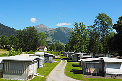 Kleiner Campingplatz mit verschiedenen Stellplätzen im Sommer.