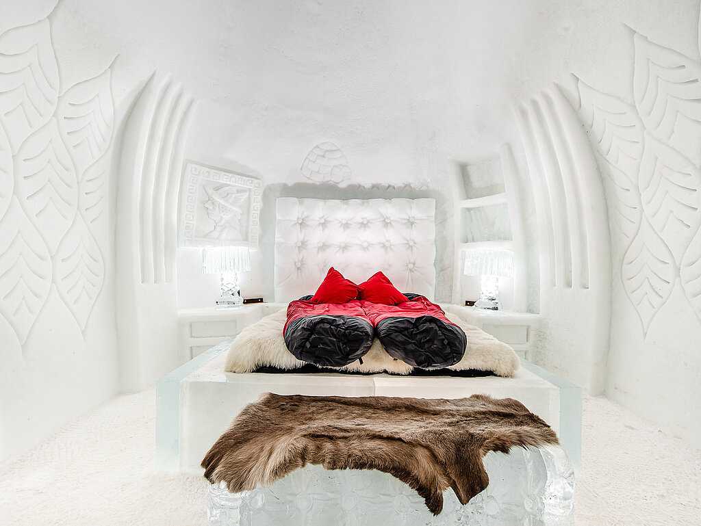 <p>Schlafzimmer aus Schnee und Eis mit Schlafsäcken.</p>