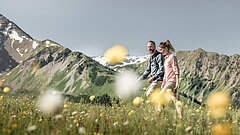 Paar wandert in Blumenwiese