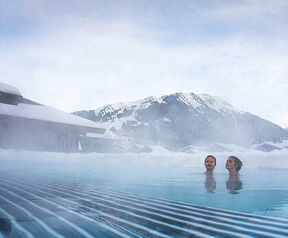<p>Pool mit Dampf und zwei Frauen die entspannen.</p>